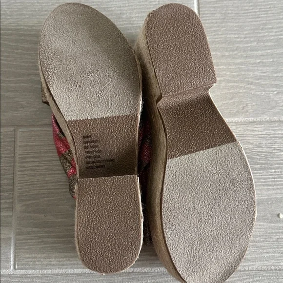 🍁Shoedazzle Pink and Green Platform Sandals - Picture 4 of 6